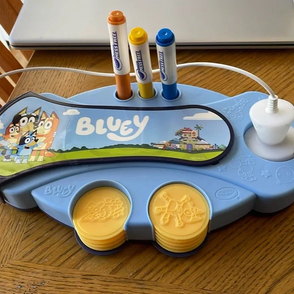 Crayola Magic Light Up Bluey Stamper Art Set Mess Free Light-Up Stamper - Picture 3 of 6